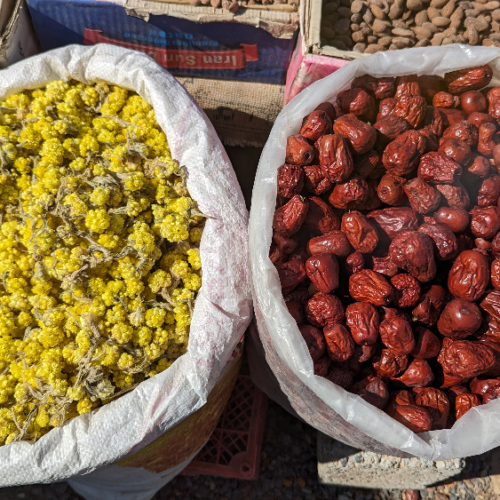 Marché au épices, tisanes, plantes médicinales. col Takhta Katacha.