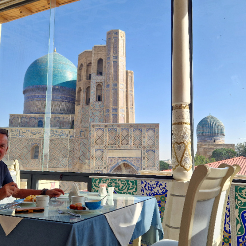 Petit déjeuner à l'hôtel devant la mosquée Bibi-Khanoum. Samarcande.
