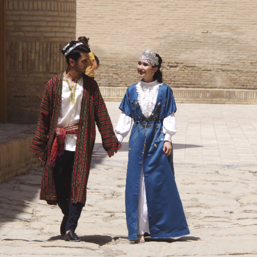 De jeunes mariés posent en costume traditionnel. Khiva.