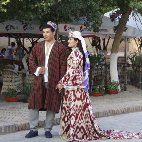 De jeunes mariés posent en costume traditionnel. Khiva.