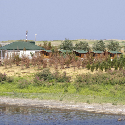 Les bungalows autour du lac. Lac Aydarkoul.