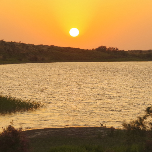 Coucher de soleil sur le lac. Lac Aydarkoul.