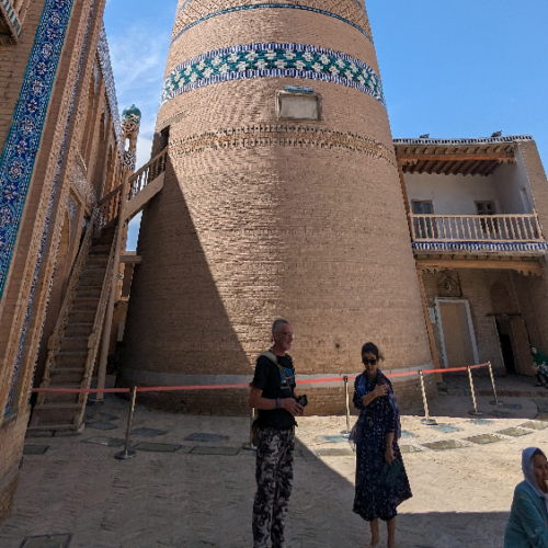 La médersa Islam Khodja et son minaret. Ici avec notre guide Hayden. Khiva.