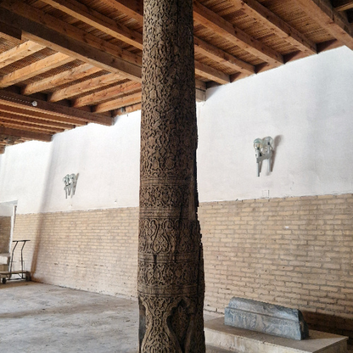 La Mosquée du Vendredi aux 212 colonnes. Certaines colonnes ont plus de 1000 ans ! Khiva.