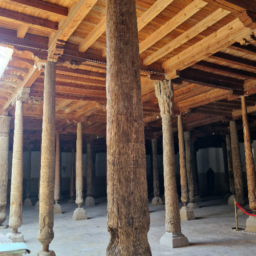 La Mosquée du Vendredi aux 212 colonnes. Colonnes de 1000 ans. Khiva.