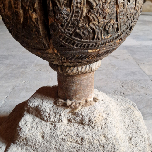 Détail du bas d'une colonne en bois avec du feutre entre le soubassement en pierre et la partie métallique supportant la colonne en bois. Khiva.