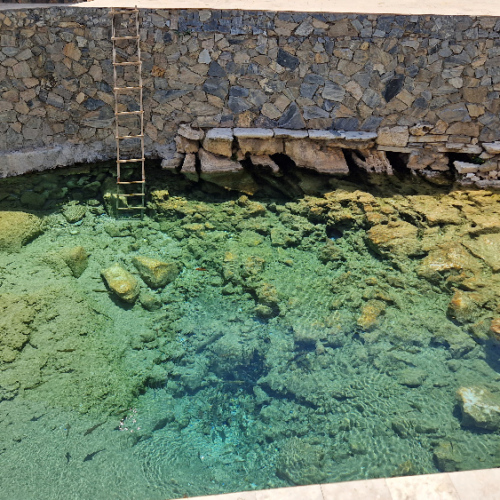 Le complexe de Nourata avec la source sacré. Résurgence de la source. Nourata.
