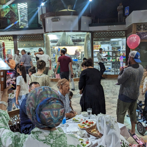 Grosse fête sur la place Lyabi Hauz. Boukhara.