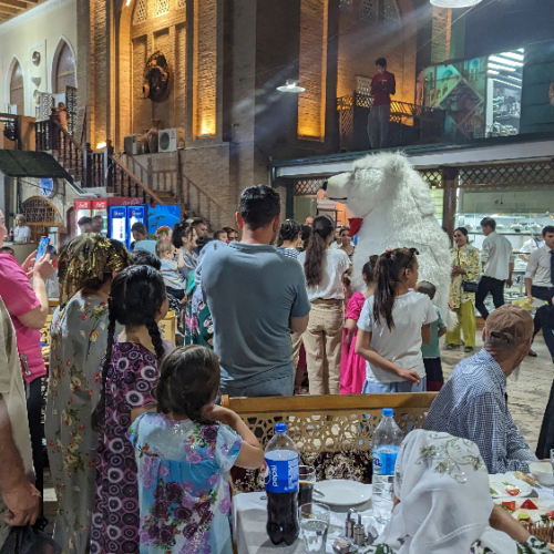 Grosse fête sur la place Lyabi Hauz. Boukhara.
