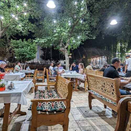 Grosse fête sur la place Lyabi Hauz. Boukhara.