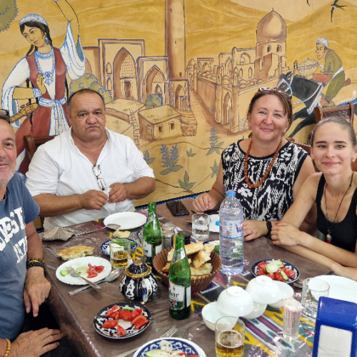 Repas avec notre chauffeur, Wali, ainsi qu'Éléna et sa fille Alexandra. Samarcande.