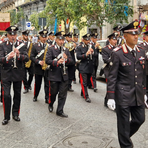 Une fanfare précède une procession religieuse. Naples