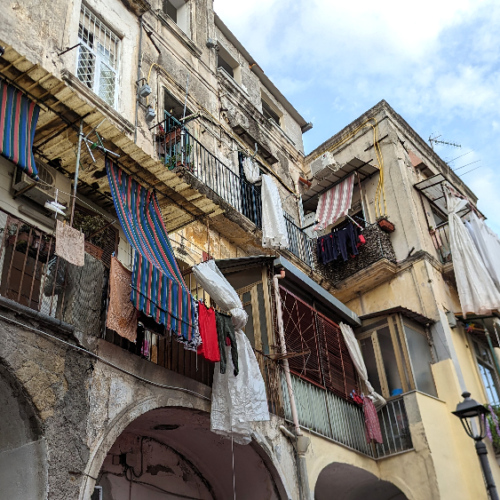 Façades de Naples avec le linge qui sèche. Naples