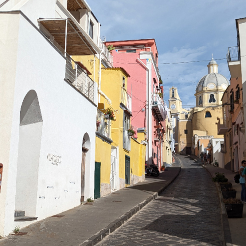 Ruelle de Coricella avec l'église en haut. Procida