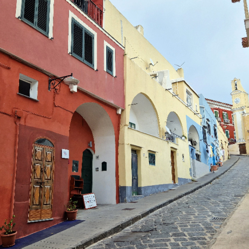 Ruelle de Coricella avec l'église en haut. Procida