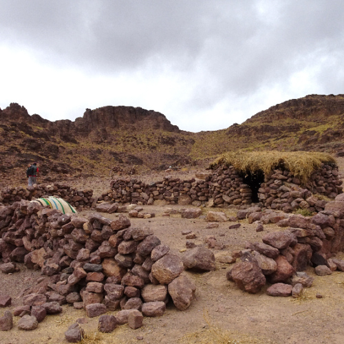 Des nomades ont laisser leurs affaires avant de s'installer. Six jours de trek dans le Djébel Saghro