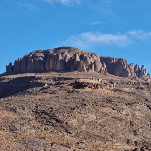 Nous grimpons sur un plateau. Six jours de trek dans le Djébel Saghro
