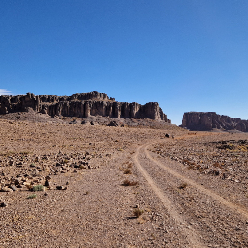 L'après-midi nous passons vers un cimetière (à gauche). Six jours de trek dans le Djébel Saghro