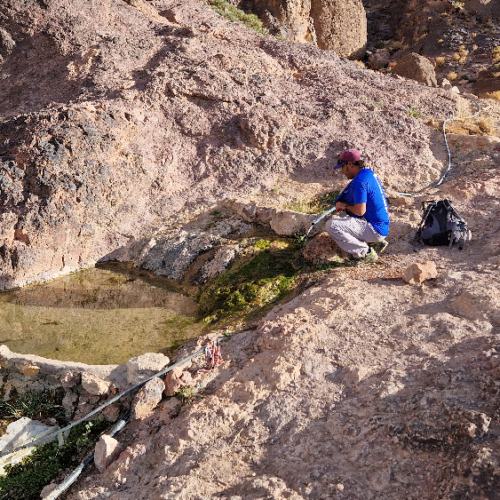 Une petite source remplie un bassin. Six jours de trek dans le Djébel Saghro