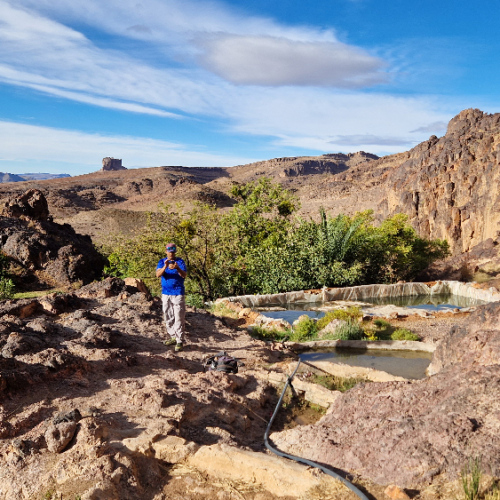 Une petite source remplie un bassin. Six jours de trek dans le Djébel Saghro