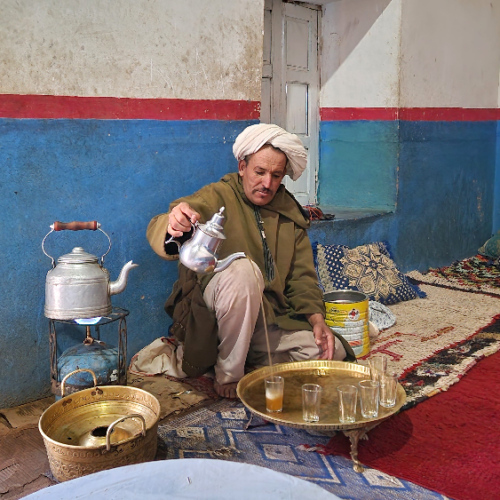 Chez Mimoune, préparation du thé berbère à Tagragra. Six jours de trek dans le Djébel Saghro