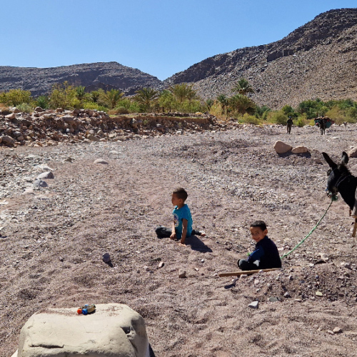 On suit le lit de la rivière, des enfants jouent. Six jours de trek dans le Djébel Saghro