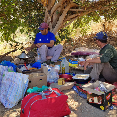 Préparation du repas. Six jours de trek dans le Djébel Saghro