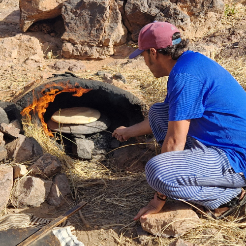 Cuisson du pain. Six jours de trek dans le Djébel Saghro
