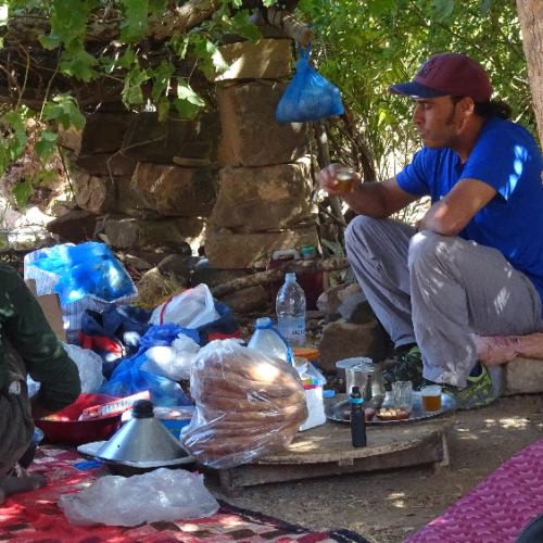 Préparation du repas, un thé pour patienter. Six jours de trek dans le Djébel Saghro