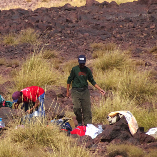 Préparation du repas. Six jours de trek dans le Djébel Saghro