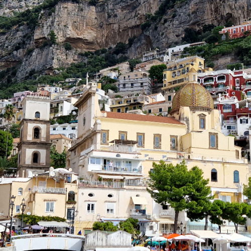 Au-dessus du port, l'église Santa Maria Assunta. Positano