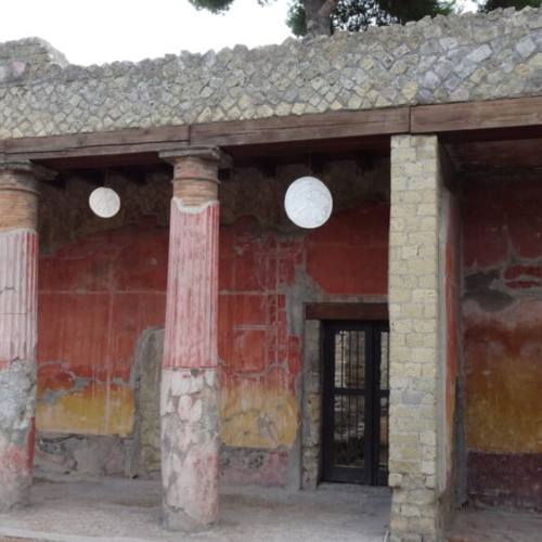 Colonnes en briques recouverte de stuc. Herculanum