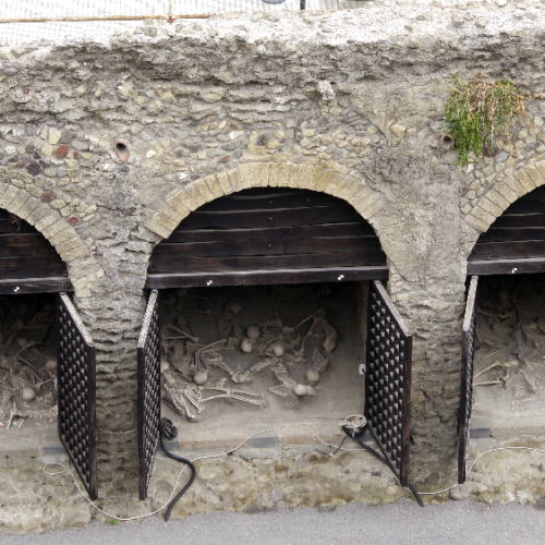 Hangars à bateaux avec les squelettes des habitants qui s'y sont réfugiés. Herculanum