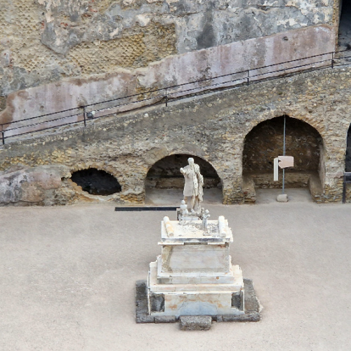 Place donnant en front de mer. Herculanum