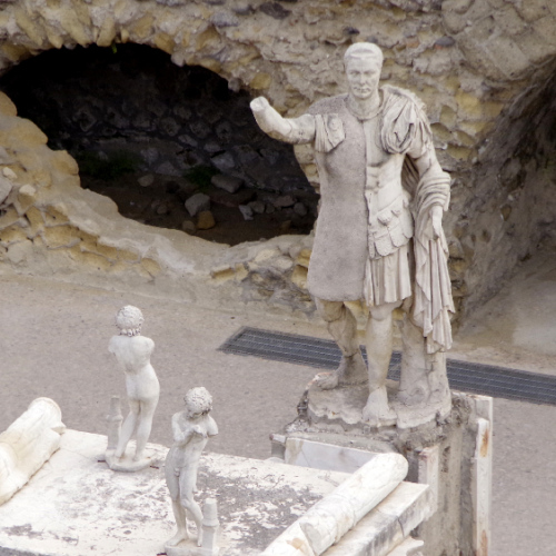 Place donnant en front de mer. Herculanum