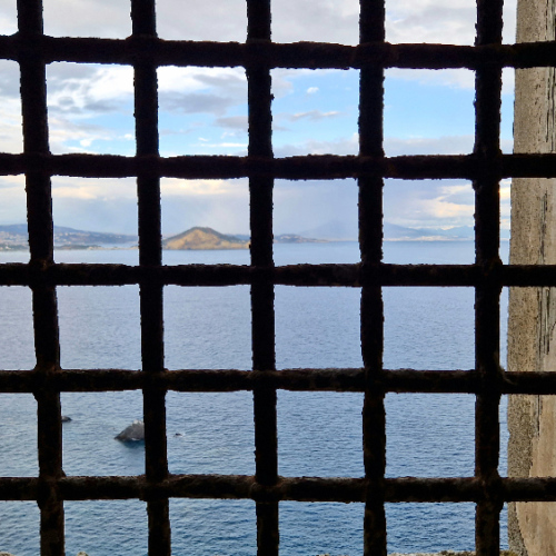 Exposition d'art contemporain au Palazzo d'Avalos. Procida