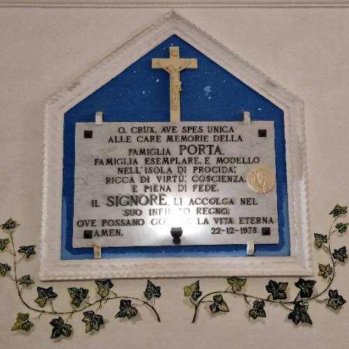 O. CRUX, AVE SPES UNICA AUX CHERS SOUVENIRS DE LA FAMILLE PORTA.
FAMILLE EXEMPLAIRE, ET MODÈLE SUR L'ÎLE DE PROCIDA
RICHE EN VERTU, EN CONSCIENCE ET EN FOI.
LE SEIGNEUR LES ACCUEILLE DANS SON ROYAUME INFINI,
OÙ ILS POURRONT JOUIR DE LA VIE ÉTERNELLE
AMEN 22-12-1978 Procida