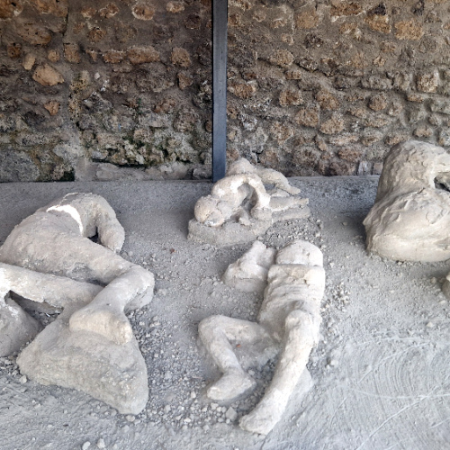 Moulage des corps ensevelis sous la cendre. Ici des enfants. Pompéi