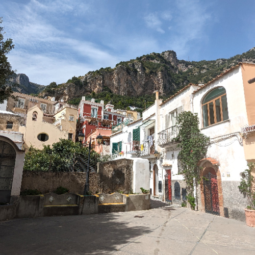 Une petite place sur la hauteur de Positano. Positano