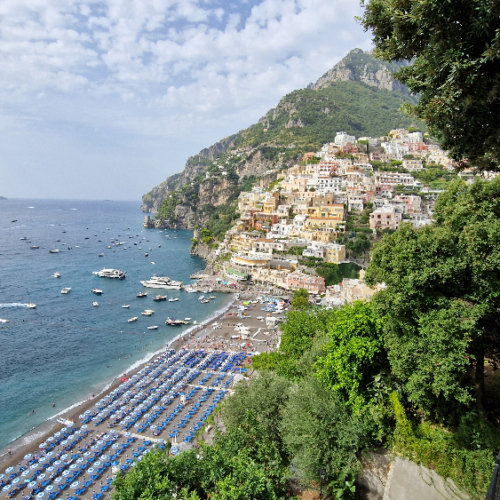 L'immense plage ... privée. La partie publique réduite à l’extrême. Positano