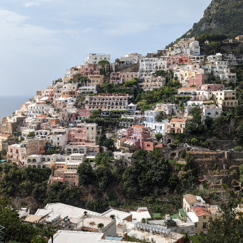 Les maisons réparties sur le flan escarpé. Positano