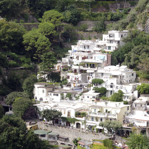 Les maisons réparties sur le flan escarpé. Positano