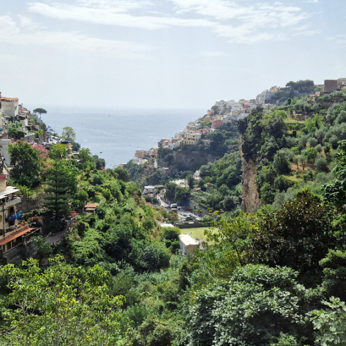 A mi-chemin sur la corniche de Positano. Positano