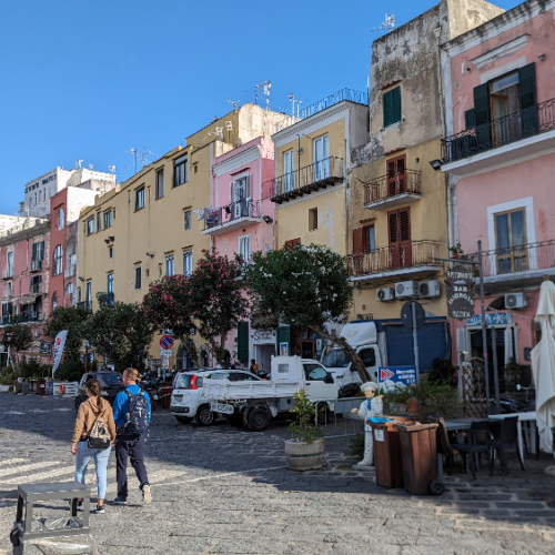 But de notre balade matinale, le port de Marina grande. Procida