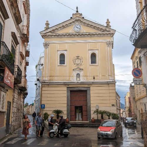 Au départ du Palazzo Porta, le village. Procida