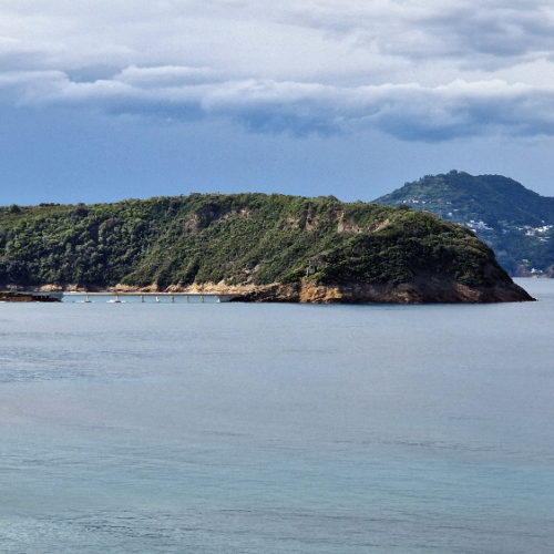 Le pont reliant l’île en croissant, l'île d'Ischia en arrière. Procida