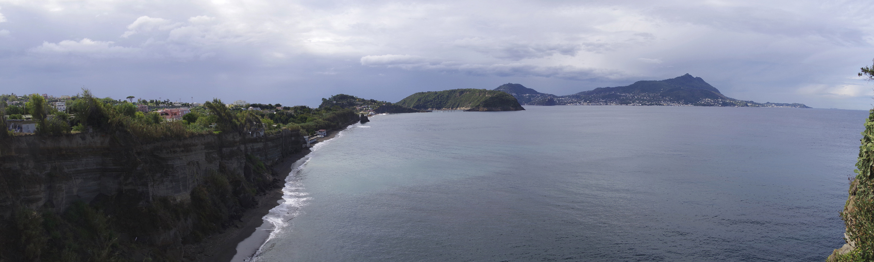 L’île en croissant, l'île d'Ischia en arrière. Procida