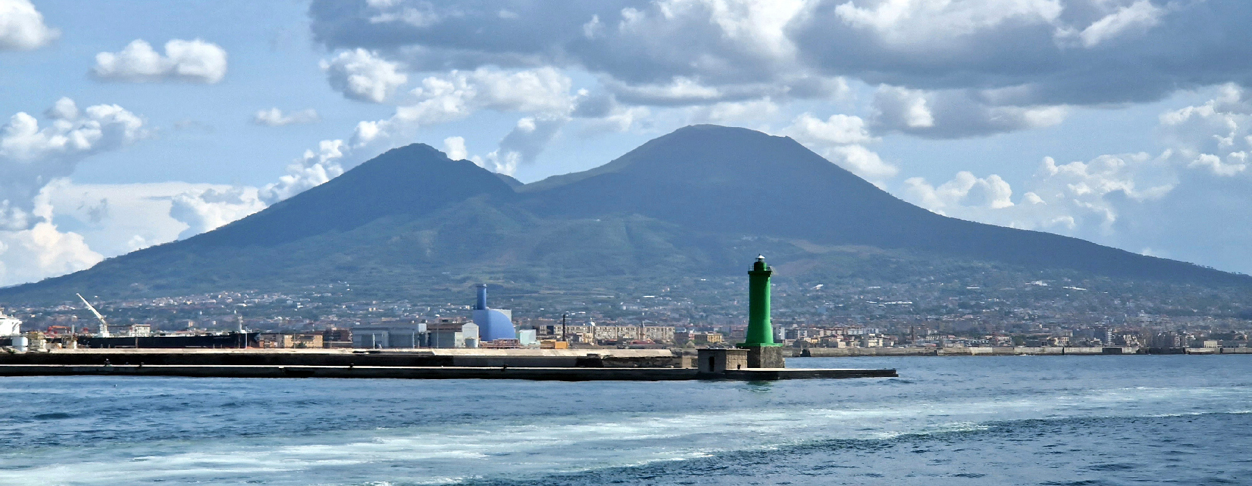 Vue sur le Vésuve de la baie de Naples. Vésuve