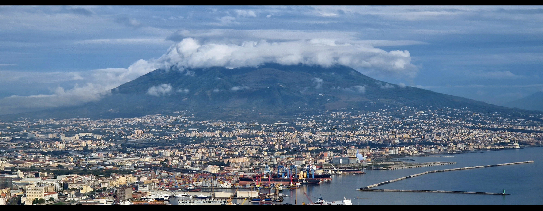 Vue sur le Vésuve de la baie de Naples. Vésuve