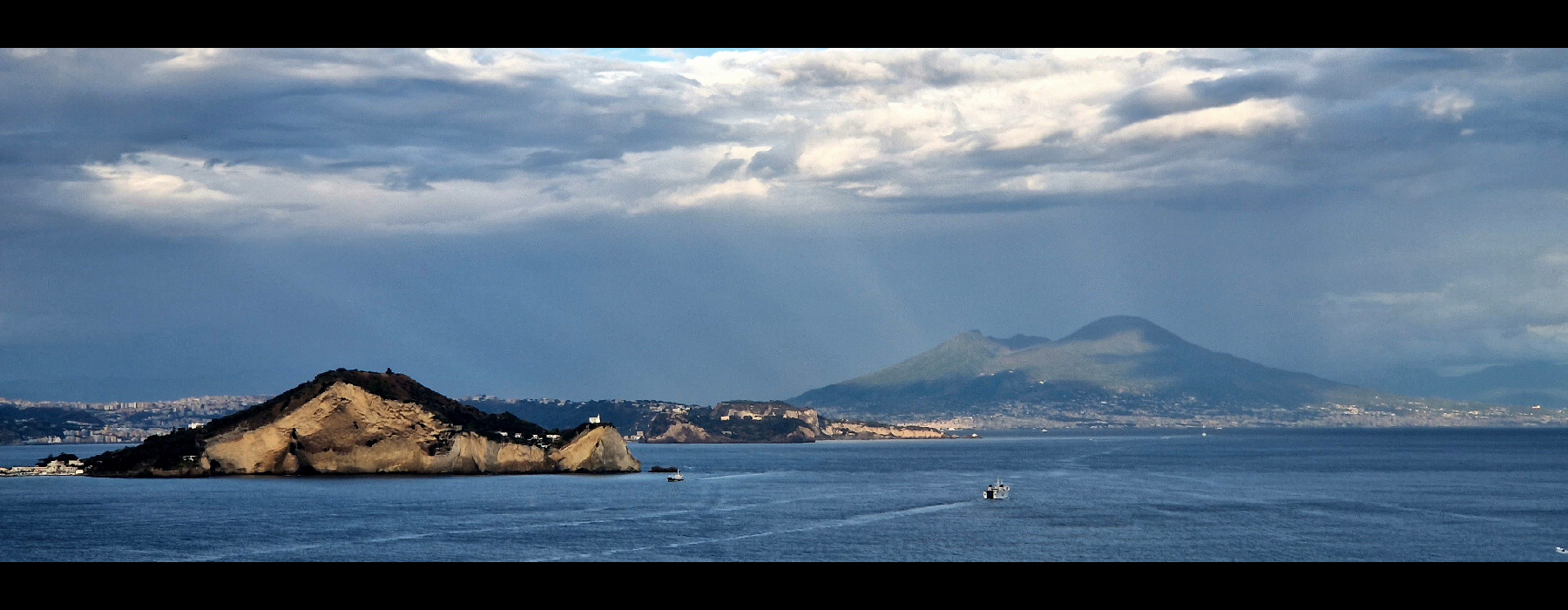 Vue sur le Vésuve de l'île de Procida. Vésuve